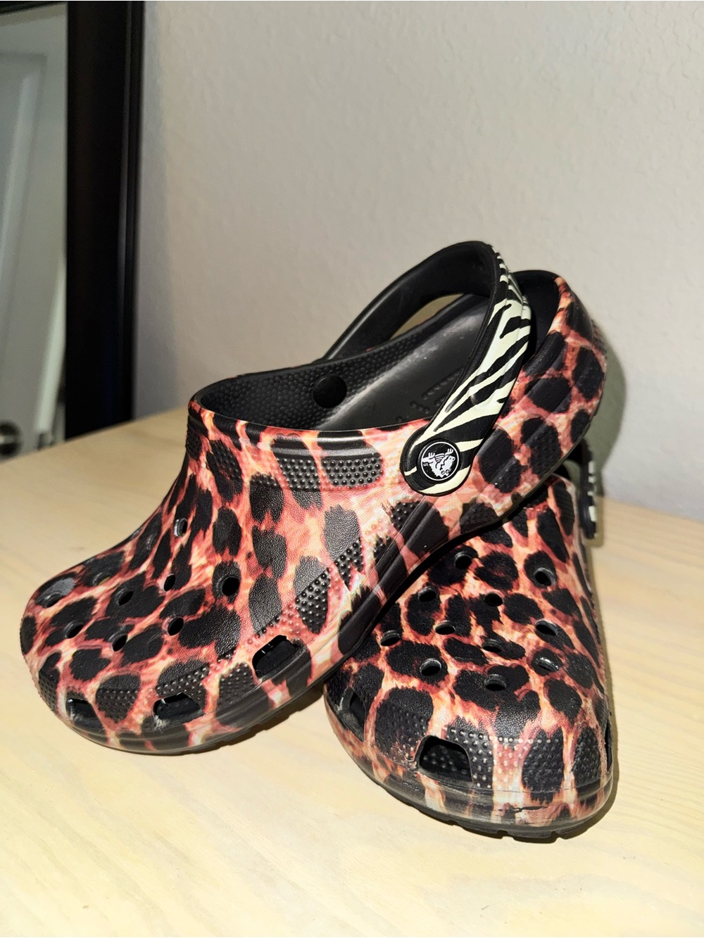 CROCS animal remix Clog Women’s 9/ Men’s 7 - Picture 2 of 8